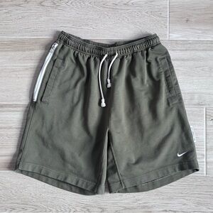Men’s Nike Standard Issue Dri-Fit 8" Basketball Shorts Loose Fit Olive Green M